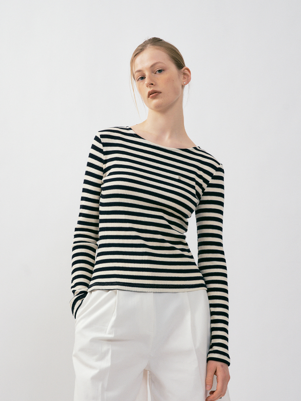 Boat Neck Stripe Sleeve T-shirt in ivory black보트넥 스트라이프 슬리브 티셔츠